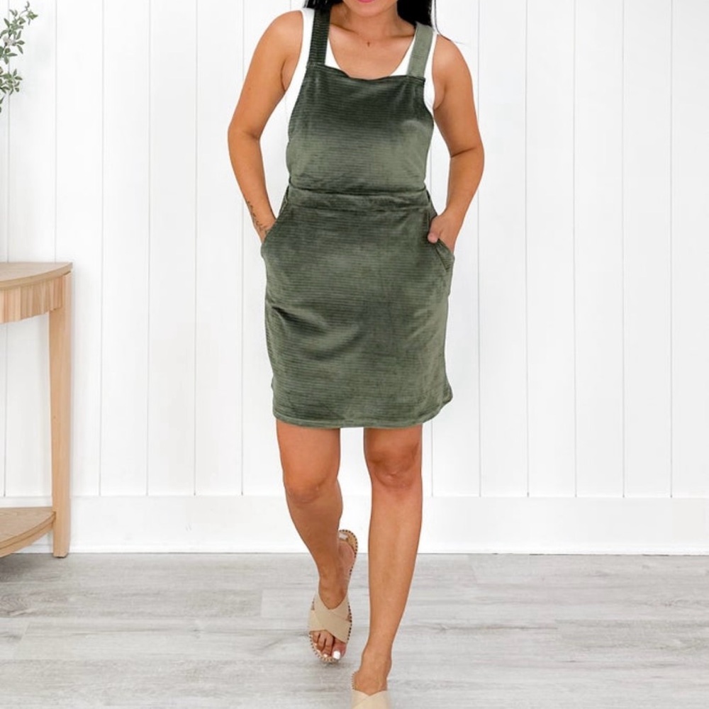 NWT VANILLA BAY OVERALL STYLE DRESS IN SIZE SMALL